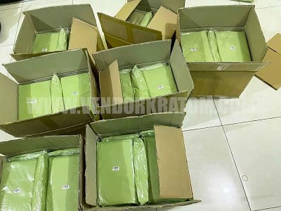 Voorbereiding van kratom verzending – professioneel verpakt voor snelle en veilige export.